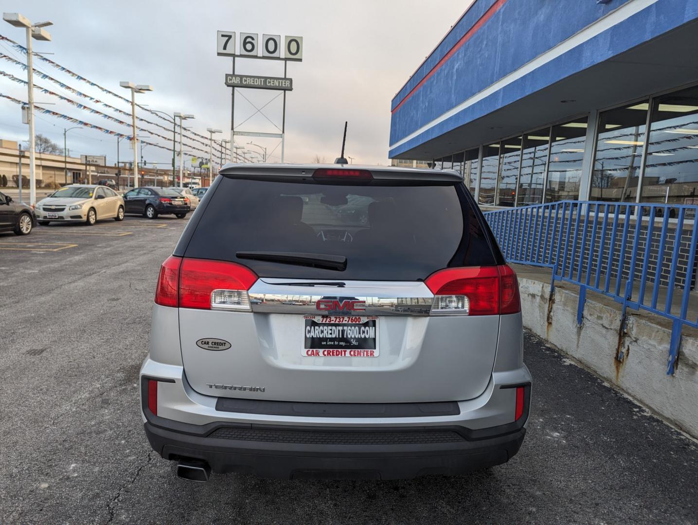 2017 SILVER GMC Terrain SLE1 FWD (2GKALMEK5H6) with an 2.4L L4 DOHC 16V engine, 6A transmission, located at 7600 S Western Ave., Chicago, IL, 60620, (773) 918-3980, 0.000000, 0.000000 - Photo#3